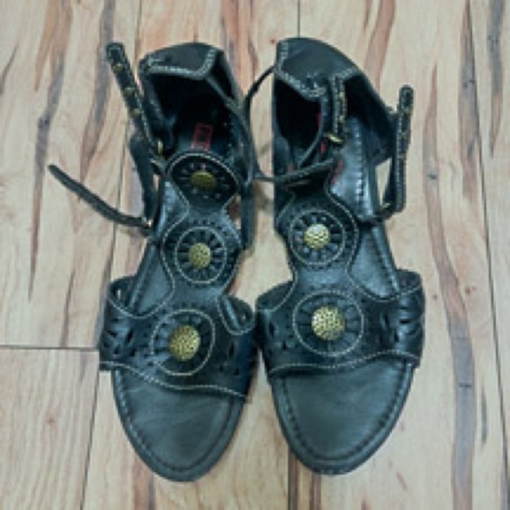 PIKOLINOS Black and Gold Gladiator Sandals with Metallic Accents